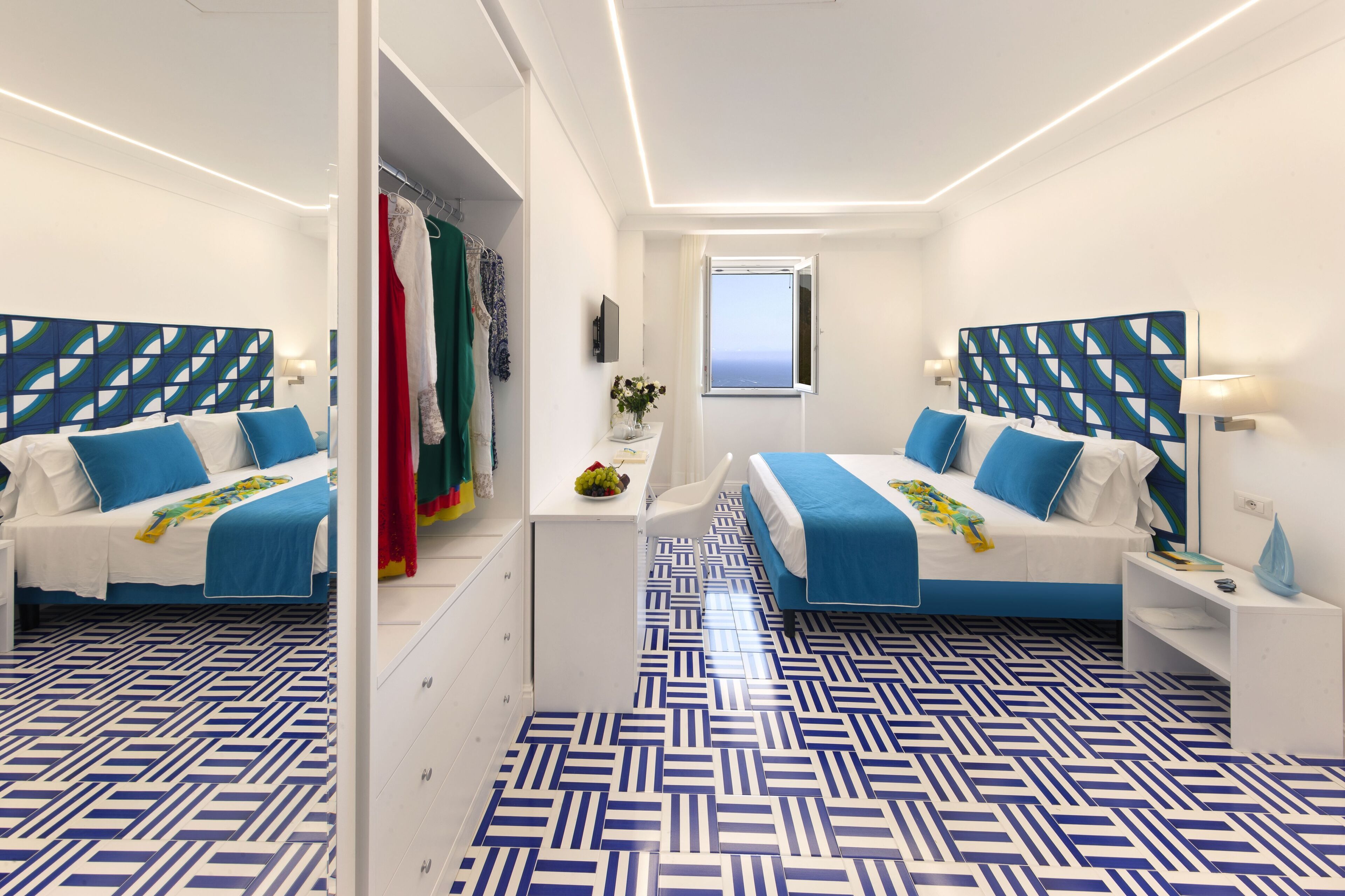 ห้องพรีเมียมสำหรับสี่ท่าน, วิวทะเล | มินิบาร์, ตู้นิรภัยในห้องพัก, ห้องพักตกแต่งอย่างมีเอกลักษณ์