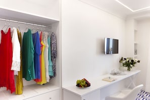 Kamar Quadruple Premium, pemandangan laut | Minibar, brankas, dan didekorasi berbeda-beda