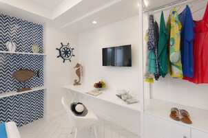 Elite Room, Sea View | Minibar, in-room safe, individually decorated, individually furnished