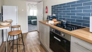 Kjøleskap, oppvaskmaskin, vannkoker og brødrister