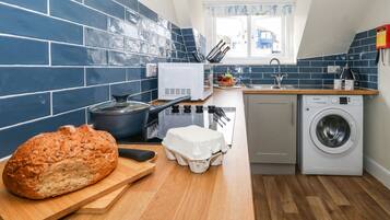 Een koelkast, een vaatwasser, een waterkoker, een broodrooster