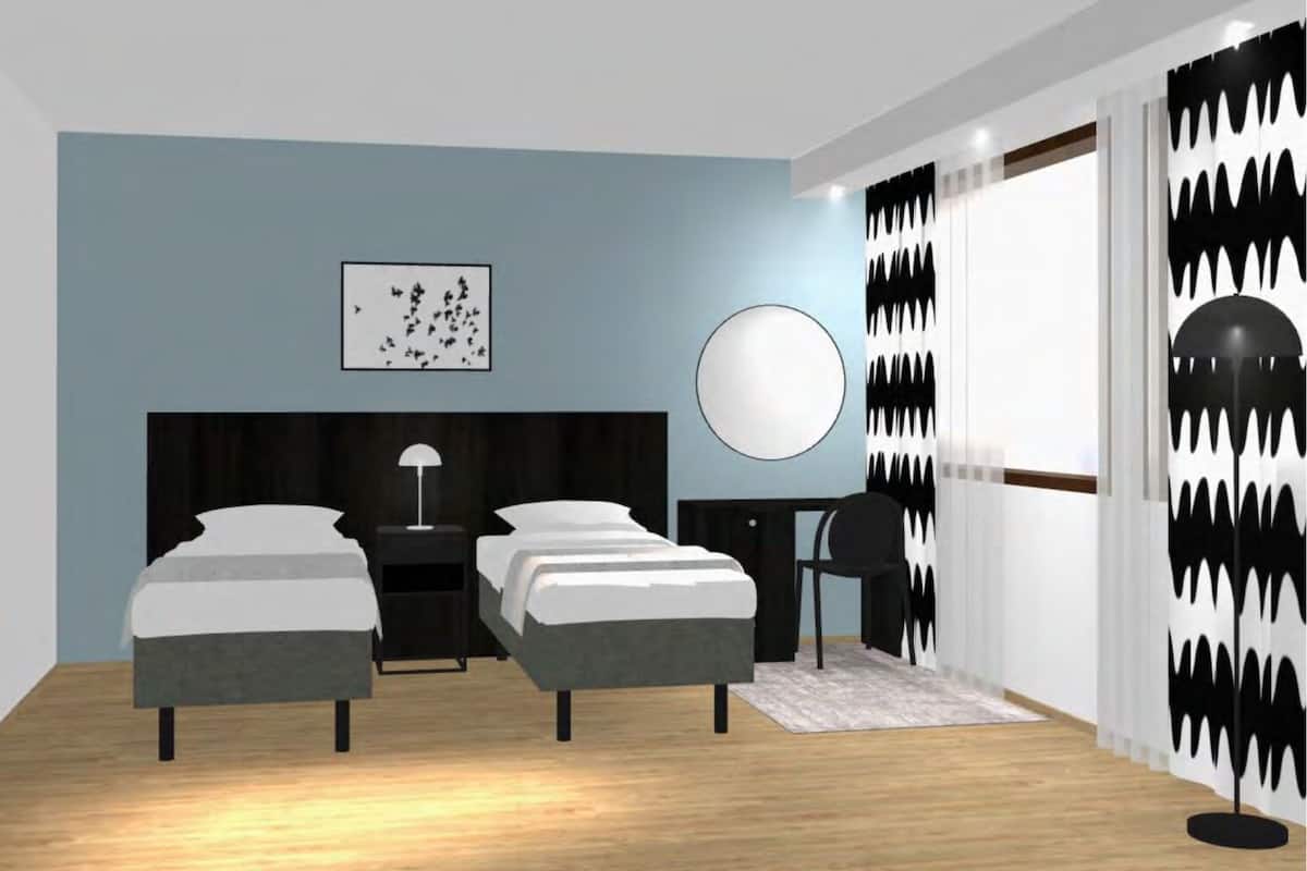 Una camera da letto moderna con due letti, una scrivania, una sedia, uno specchio rotondo e un'opera d'arte appesa al muro.