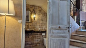 Une salle de bain avec un lavabo, un miroir et des murs carrelés.