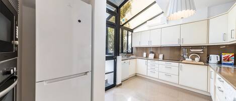 Fridge, microwave, oven, dishwasher
