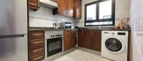 Kylskåp, mikrovågsugn, ugn och spishäll