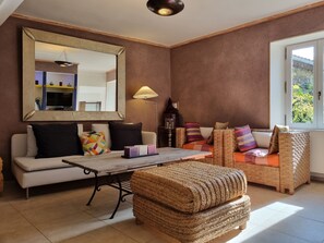 TV, fireplace, DVD player, books