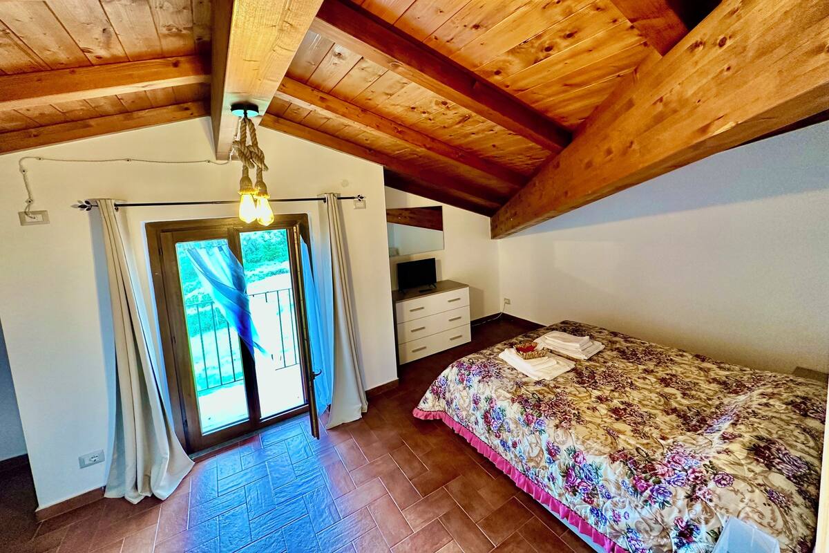 Standard Double Room, 1 King Bed | 1 bedroom, memory foam beds, in-room safe, blackout drapes