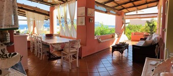 Sea view house a stone's throw from the beach