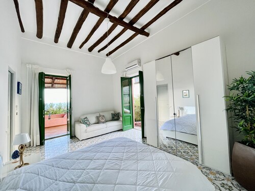 Sea view house a stone's throw from the beach