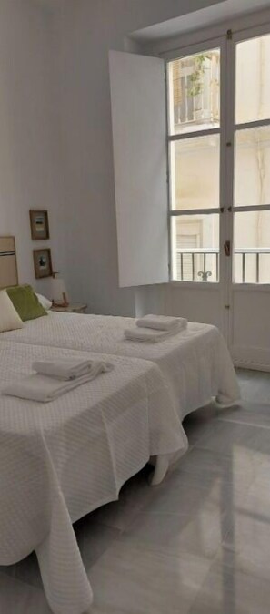 2 habitaciones, tabla de planchar con plancha y cuna de viaje 