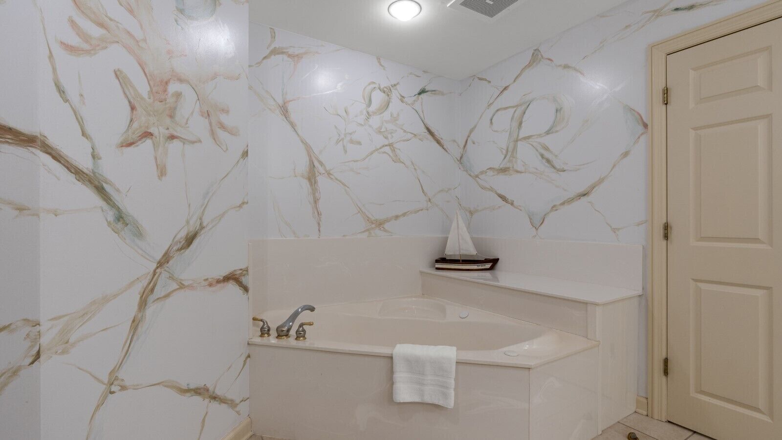 Steps to the Beach. 1st Floor Luxury Margate Tower Retreat.