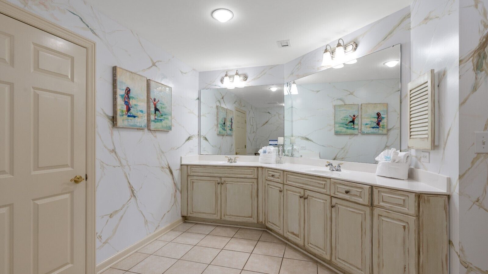 Steps to the Beach. 1st Floor Luxury Margate Tower Retreat.