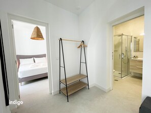 1 habitación, tabla de planchar con plancha, wifi gratis y ropa de cama 