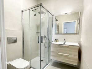 Douche, sèche-cheveux, serviettes fournies