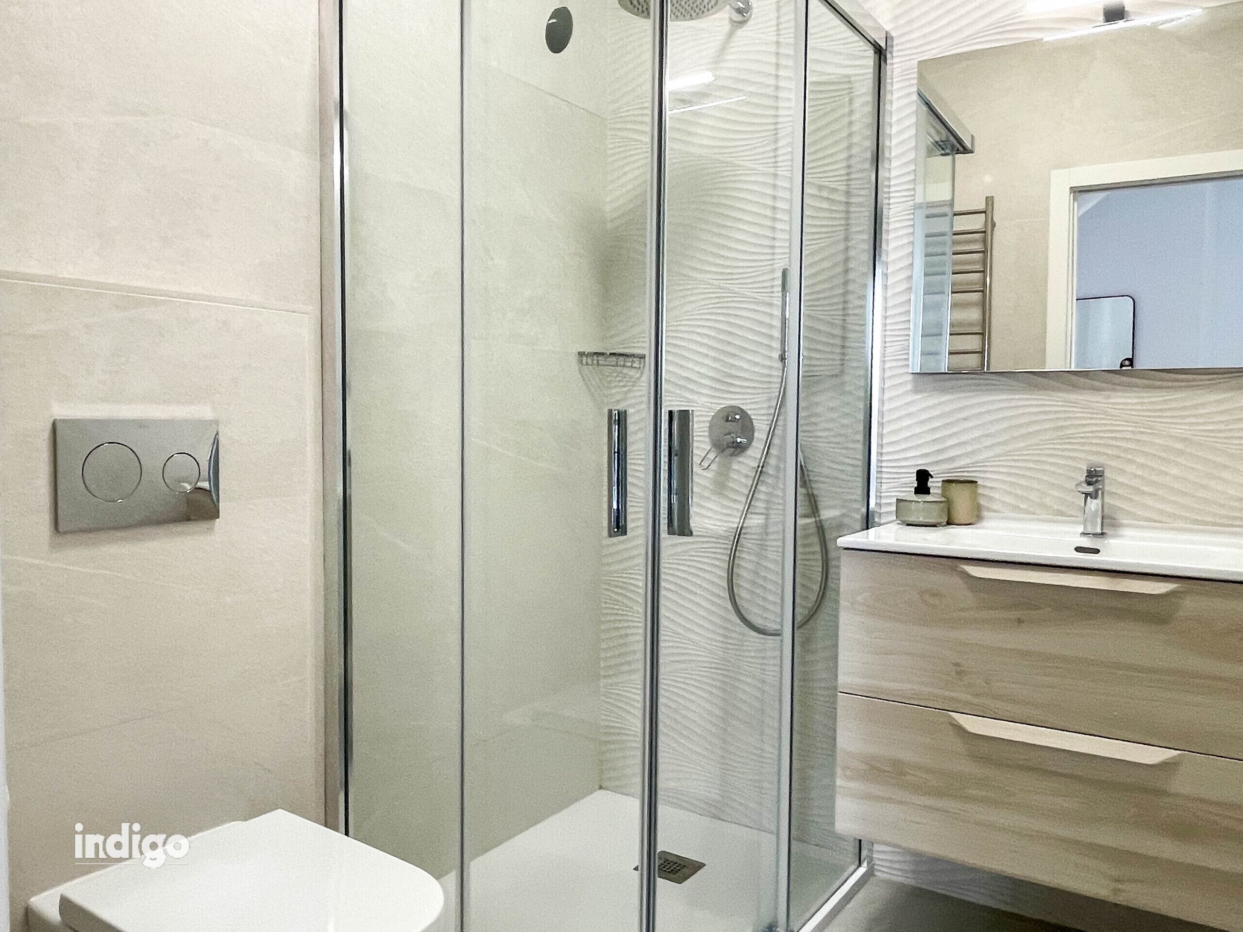 Een douche, een haardroger, handdoeken