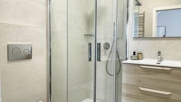 Een douche, een haardroger, handdoeken