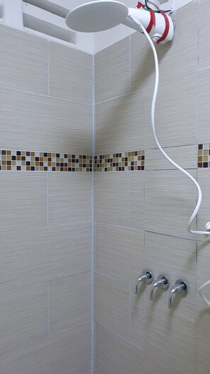 Dusj, håndklær, såpe og sjampo