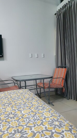 1 habitación, wifi y ropa de cama