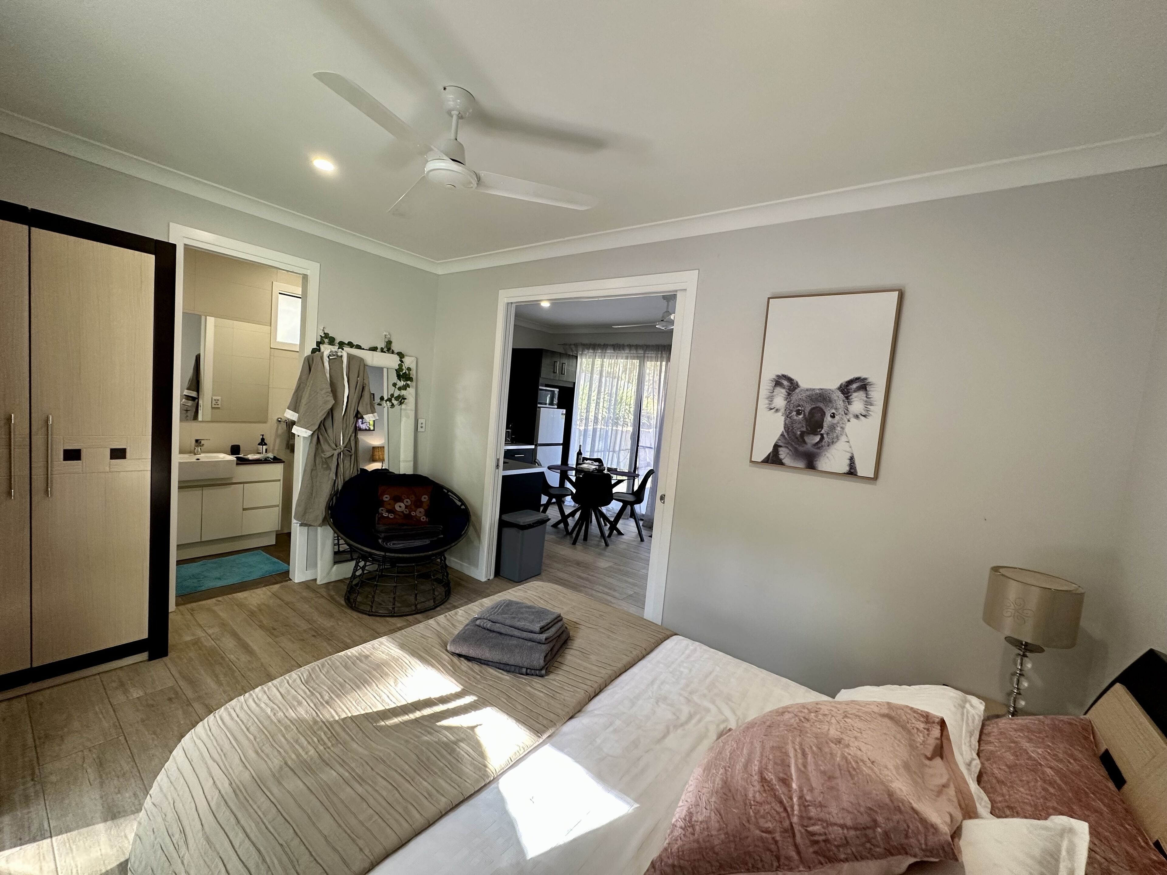 1 bedroom , modern studio in western Brisbane , free wifi , parking 