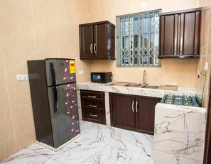 Apartment | Private kitchen - The Boaz Executive Place (Kumasi)