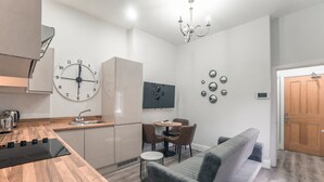 Studio – deluxe | Eget kjøkken | Kjøleskap, mikrobølgeovn, ovn og vannkoker