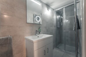 Shower, free toiletries, hair dryer, towels - Clarence Street Townhouse (Liverpool)