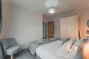 Deluxe Apartment | Iron/ironing board, free WiFi, bed sheets