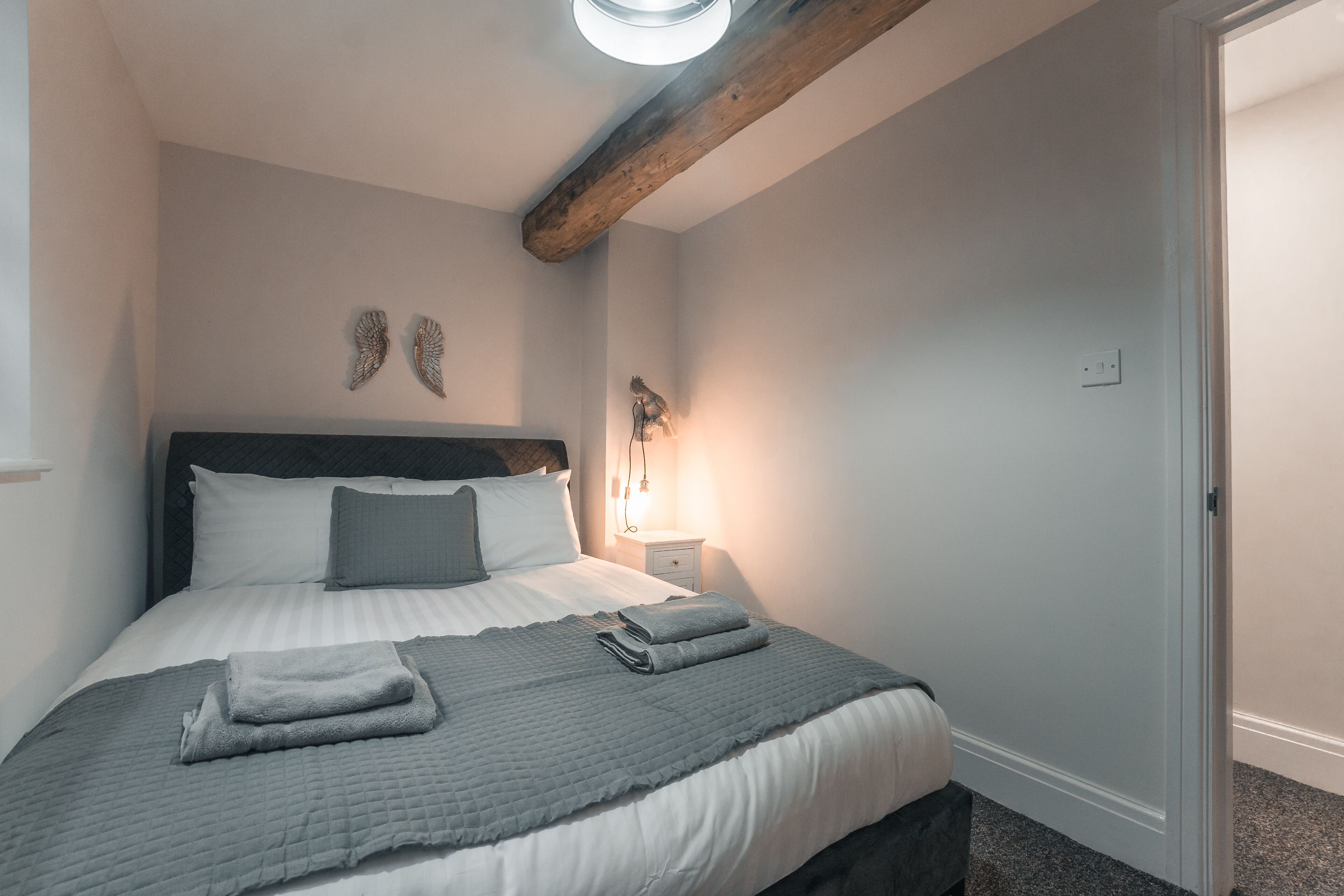 Deluxe Duplex | Iron/ironing board, free WiFi, bed sheets