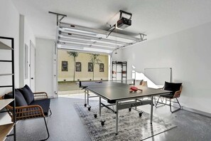 Ein Tischtennis-Tisch in einem modernen Raum mit Blick auf ein Gebäude.