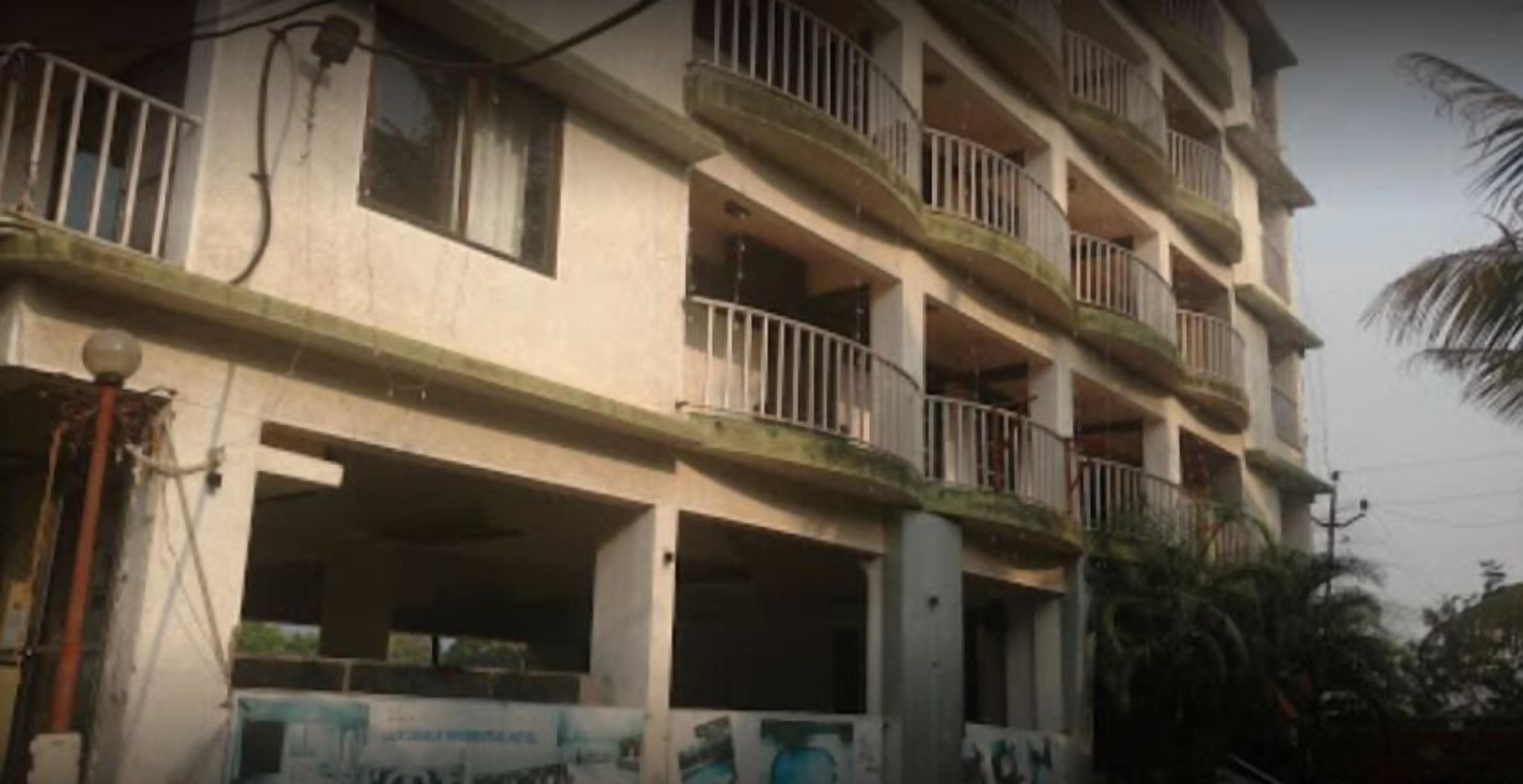 Un edificio de varios pisos con balcones, algunos con barandillas.