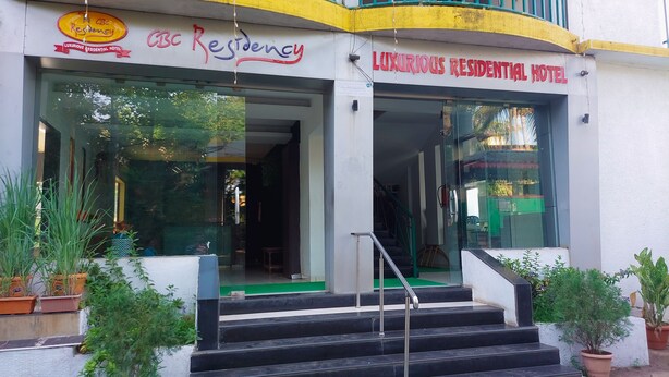 Un edificio con un letrero que dice 'CBC Residency' y 'Hotel Residencial de Lujo'.
