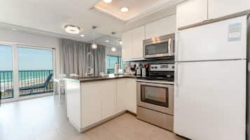 Réfrigérateur, micro-ondes, plaque de cuisson, cafetiÚre/bouilloire