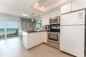 Réfrigérateur, micro-ondes, plaque de cuisson, cafetière/bouilloire