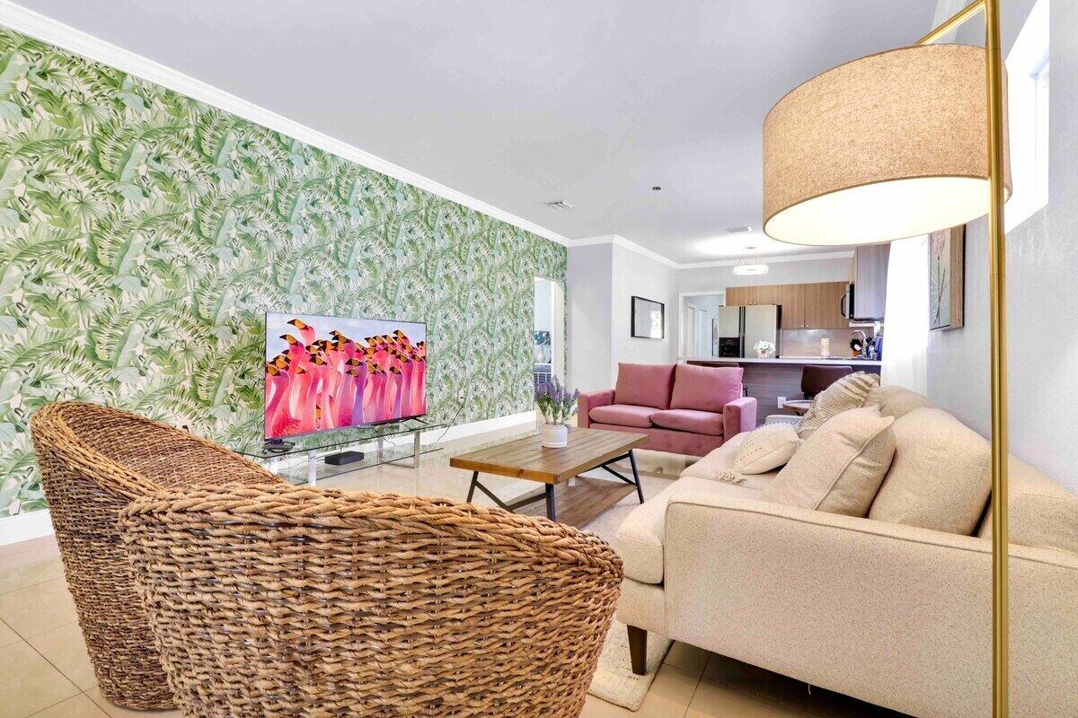 This house is a 6 bedroom(s), 3 bathrooms, located in Miami, FL.