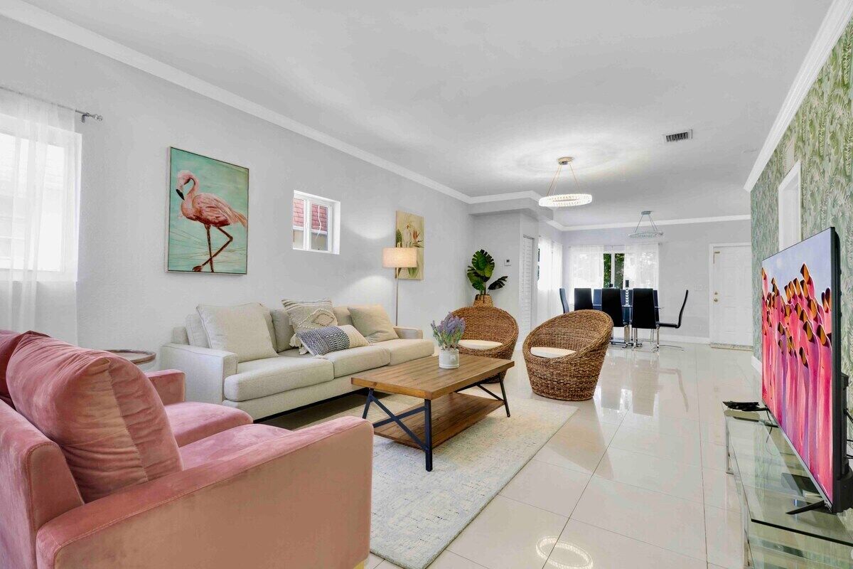 This house is a 6 bedroom(s), 3 bathrooms, located in Miami, FL.