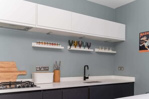 Basic Apartment, Multiple Beds | Private kitchen | Fridge, oven, stovetop, dishwasher - Beautiful & Bright 2BD Flat - Haymarket (Edinburgh)