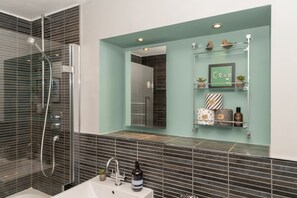 Basic Apartment, Multiple Beds | Bathroom