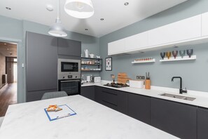 Basic Apartment, Multiple Beds | Private kitchen