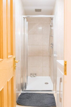 Basic Apartment, 2 Double Beds | Bathroom