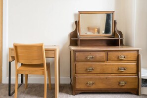 Basic Apartment, 2 Double Beds | Interior - Charming and Relaxing 2BD Flat - Abbeyhill (Edinburgh)