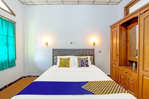 Twin Room | Desk, laptop workspace, free WiFi, bed sheets