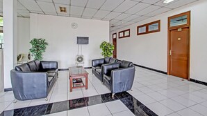 A lobby with two black leather sofas, a small wooden table, a clock on the wall, and a door labeled "VIP". - SPOT ON 91471 Syariah Wisma Uin Walisongo (Semarang)
