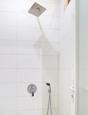 Twin Room | Bathroom | Shower, towels