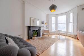 Departamento básico, 2 camas matrimoniales | Área de sala de estar