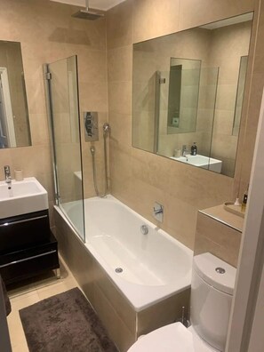 Basic Apartment, 1 Double Bed | Bathroom