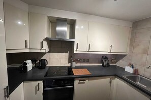 Basic Apartment, 2 Double Beds | Private kitchen | Fridge, oven, stovetop, dishwasher - Vibrant & Homely 2BD Flat - Angel (London)