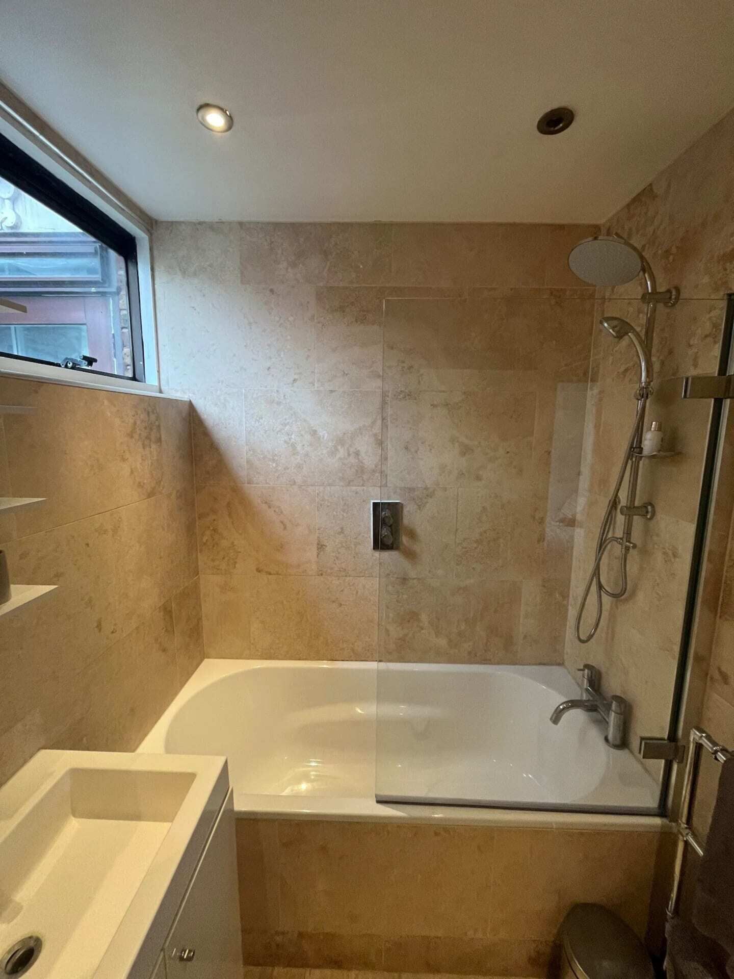 Basic-Apartment, 2 Doppelbetten | Badezimmer | Haartrockner, Handtücher, Seife, Shampoo