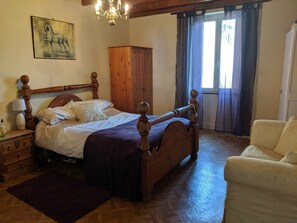 4 bedrooms, bed sheets - Large 4 bed house 10 mins walk from a river beach (Petit-Bersac)