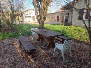 Outdoor dining - Large 4 bed house 10 mins walk from a river beach (Petit-Bersac)