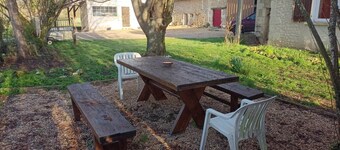 Large 4 bed house 10 mins walk from a river beach
